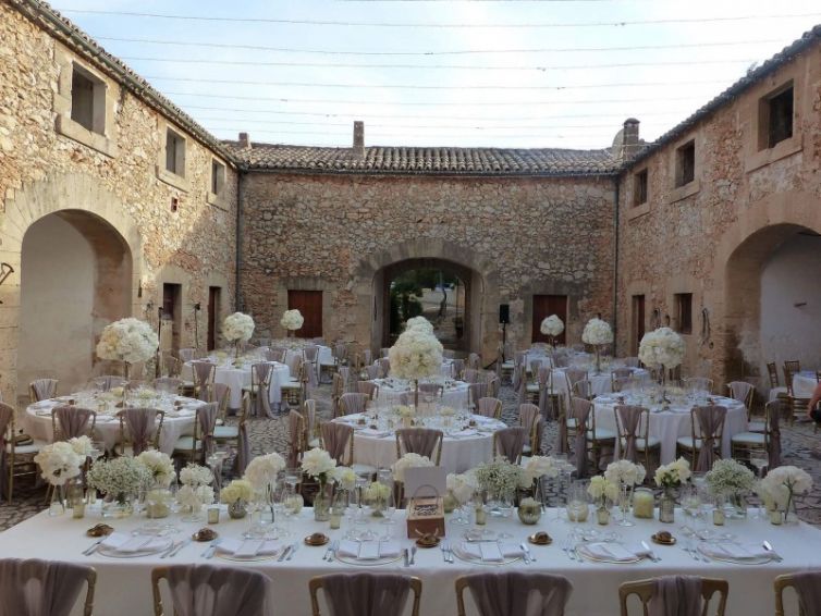 castle_courtyard_mallorca-2000x1549