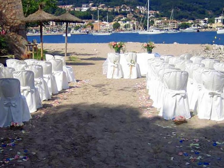 ceremony_on_beach_s2qvsgvrf6cuugvk5naw-2000x1044