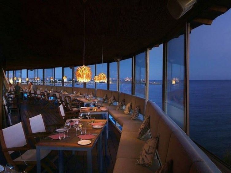 crystal-deck_v2qgudzvsgumpns670yg-2000x639