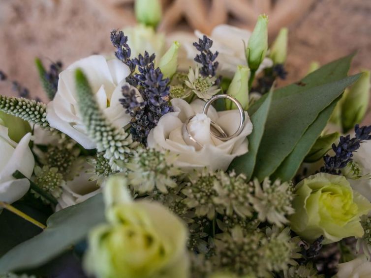 flowers-with-rings-2000x1333